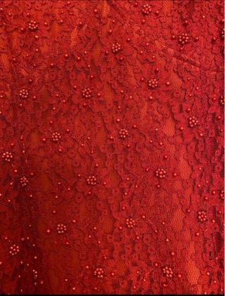 Vestido rojo de fiesta con encaje y pedrería M