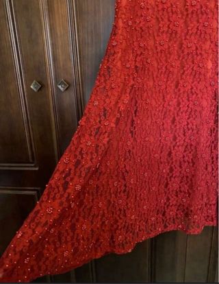 Vestido rojo de fiesta con encaje y pedrería M