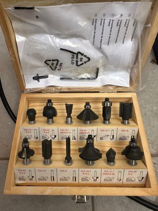 Fresadora Black+Decker KW1200E + juego de fresas