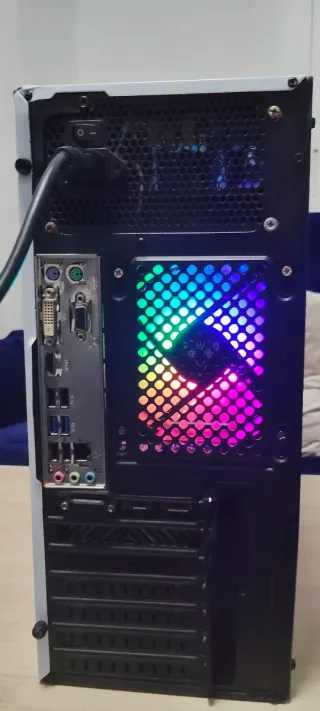 PC Sobremesa Blanco con Luces LED