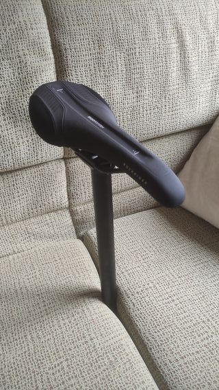 Sillín y Tija Rockrider Ergo Fit System.