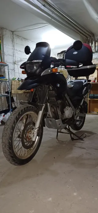 Moto negra con maleta y parabrisas