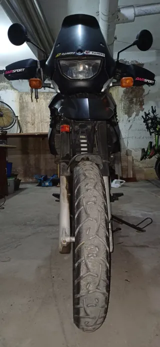 Moto negra con maleta y parabrisas