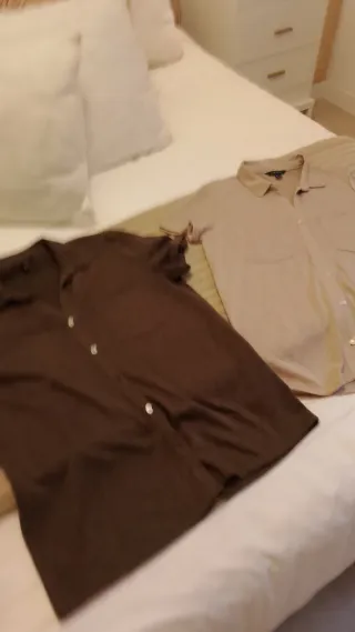 Camisetas Cortefiel beige y marrón