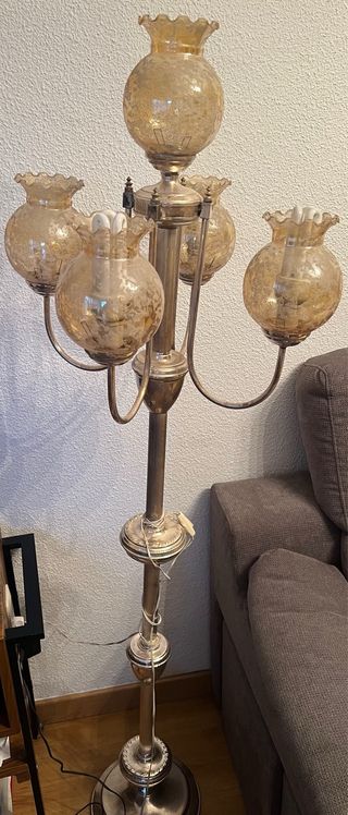 Lámpara de pie dorada y transparente