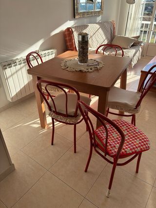 Conjunto mesa extensible (90 a 180 cm) y 5 sillas