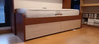 Cama individual y vitrina de madera