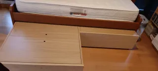 Cama individual y vitrina de madera