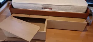 Cama individual y vitrina de madera