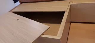 Cama individual y vitrina de madera