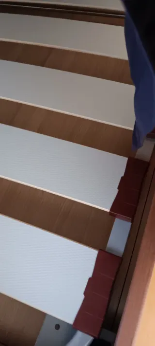 Cama individual y vitrina de madera