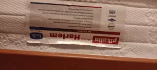 Cama individual y vitrina de madera