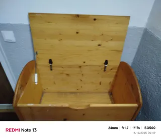 Baúl infantil de madera con luna y estrellas