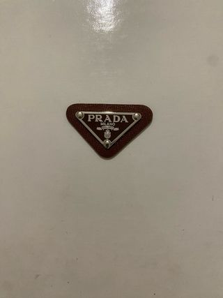 Logo Prada Milano Marrone