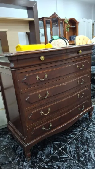 Cómoda antigua de madera con tiradores dorados