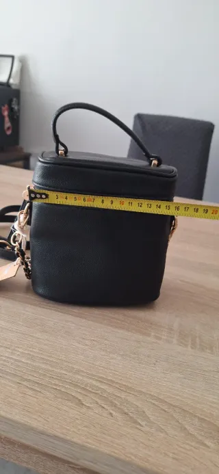 Borsetta carpisa nera con tracolla e catena