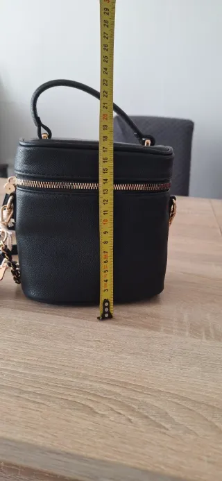 Borsetta carpisa nera con tracolla e catena