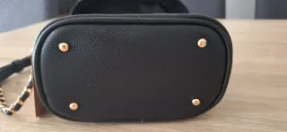 Borsetta carpisa nera con tracolla e catena