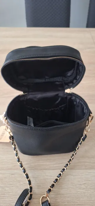 Borsetta carpisa nera con tracolla e catena