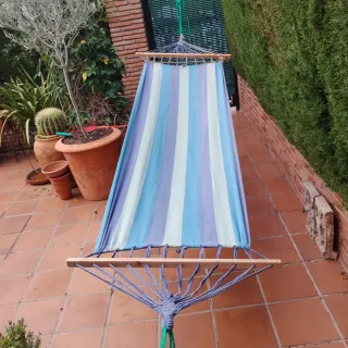 Hamaca de tela a rayas azules y blancas para colga