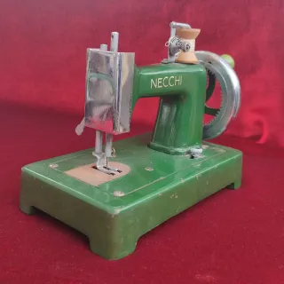 Macchina da cucire portatile NECCHI anni 50