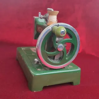 Macchina da cucire portatile NECCHI anni 50