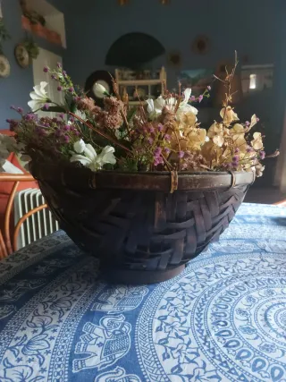 Cesto de bambú con flores secas y tela