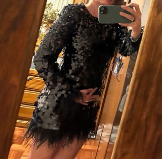 Vestido lentejuelas negro con plumas