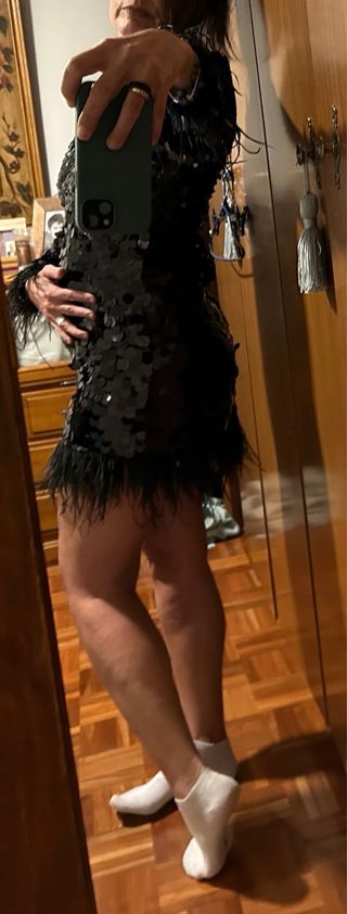 Vestido lentejuelas negro con plumas