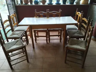 Mesa extensible con 8 sillas