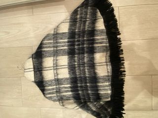 Poncho a cuadros con flecos