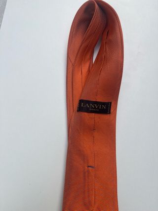 Corbata naranja con textura. Seda natural