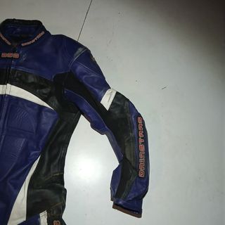 Mono de moto de cuero azul