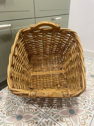 Cesto de mimbre con asas de madera. ARTESANO