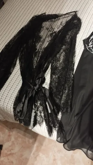 Lencería de encaje negro con cinturón y bata
