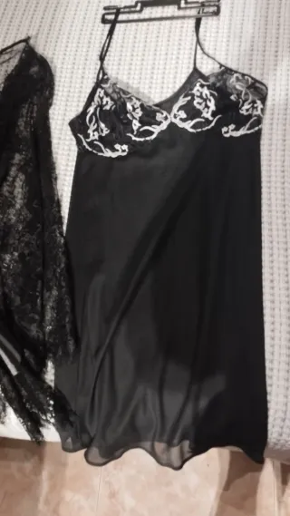 Lencería de encaje negro con cinturón y bata