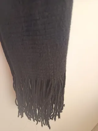 Bufanda negra con flecos