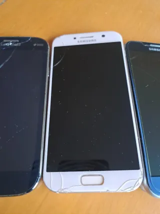 Pack 5 móviles . 4 Samsung y 1 LG