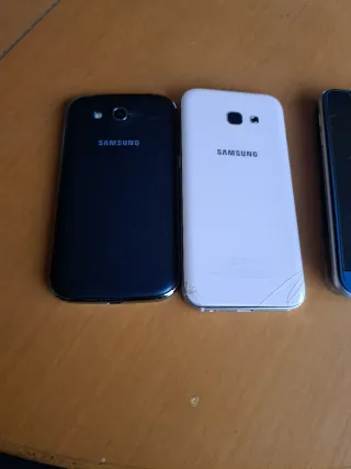 Pack 5 móviles . 4 Samsung y 1 LG