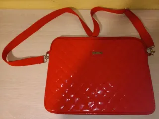 Funda para portátil Bershka roja acolchada