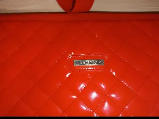 Funda para portátil Bershka roja acolchada