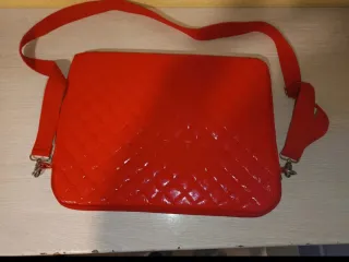 Funda para portátil Bershka roja acolchada