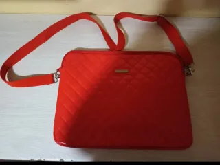 Funda para portátil Bershka roja acolchada