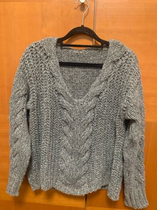 Jersey de punto gris con trenzas