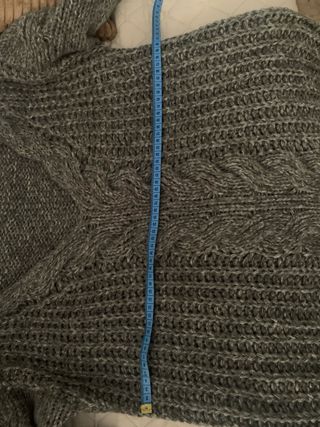 Jersey de punto gris con trenzas