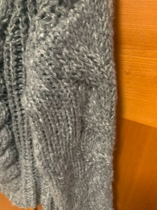 Jersey de punto gris con trenzas