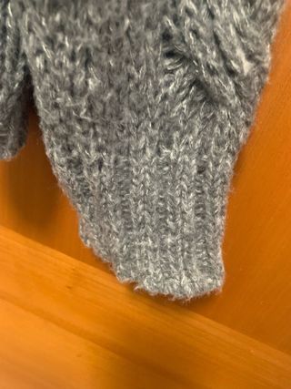 Jersey de punto gris con trenzas