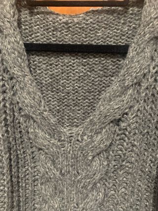 Jersey de punto gris con trenzas