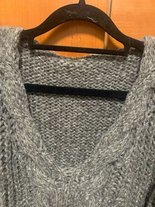 Jersey de punto gris con trenzas