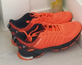 Tênis Laranja e Preto